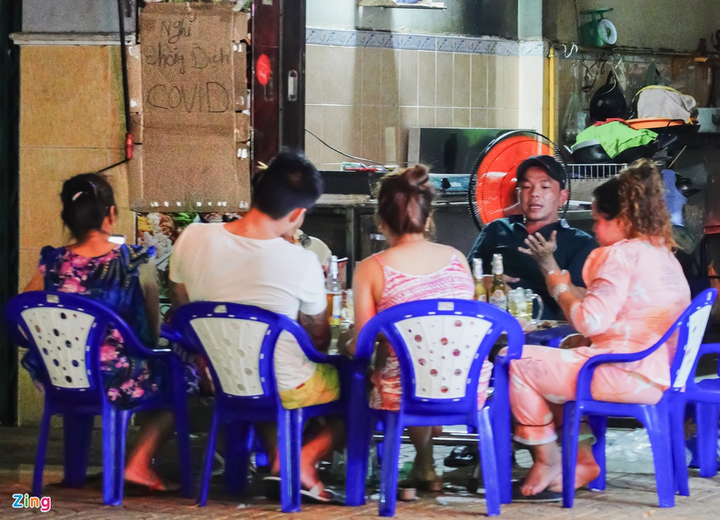 Cảnh tụ tập ăn nhậu trên hè phố Sài Gòn dịp cách ly xã hội - 7