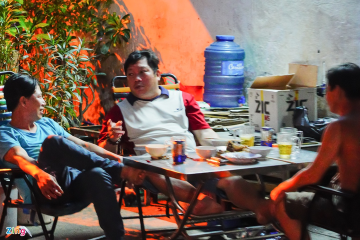 Cảnh tụ tập ăn nhậu trên hè phố Sài Gòn dịp cách ly xã hội - 8