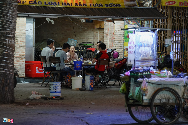 Cảnh tụ tập ăn nhậu trên hè phố Sài Gòn dịp cách ly xã hội - 9