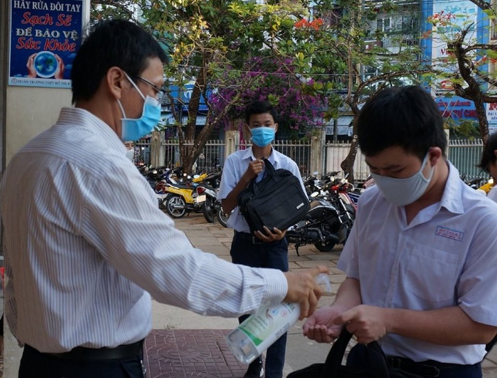 Ảnh: Học sinh ngồi theo hình chữ Z, chia 2 ca trong ngày đầu trở lại trường - 6