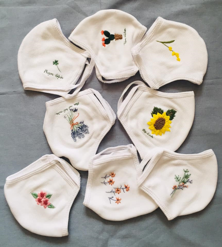 Giải khuây 'mùa' cách ly, chị em so khéo tay bằng cách thêu khẩu trang vải - 3