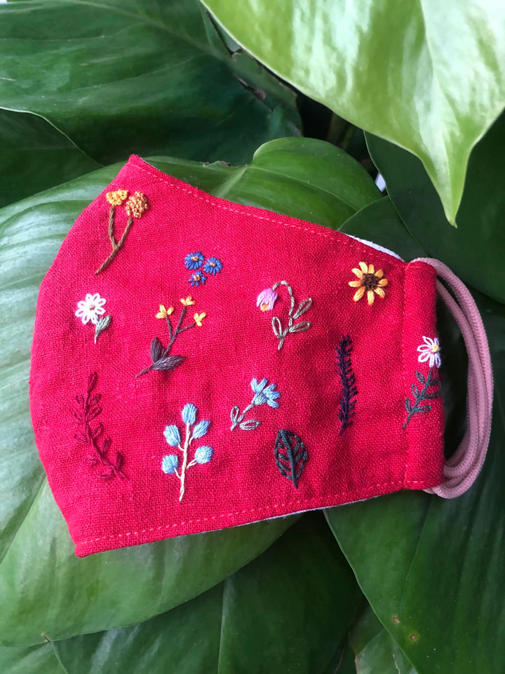 Giải khuây 'mùa' cách ly, chị em so khéo tay bằng cách thêu khẩu trang vải - 1