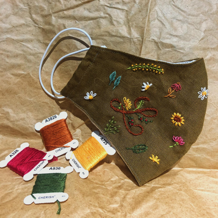 Giải khuây 'mùa' cách ly, chị em so khéo tay bằng cách thêu khẩu trang vải - 2
