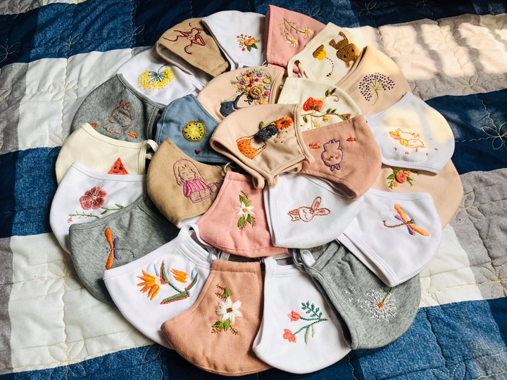 Giải khuây 'mùa' cách ly, chị em so khéo tay bằng cách thêu khẩu trang vải - 10