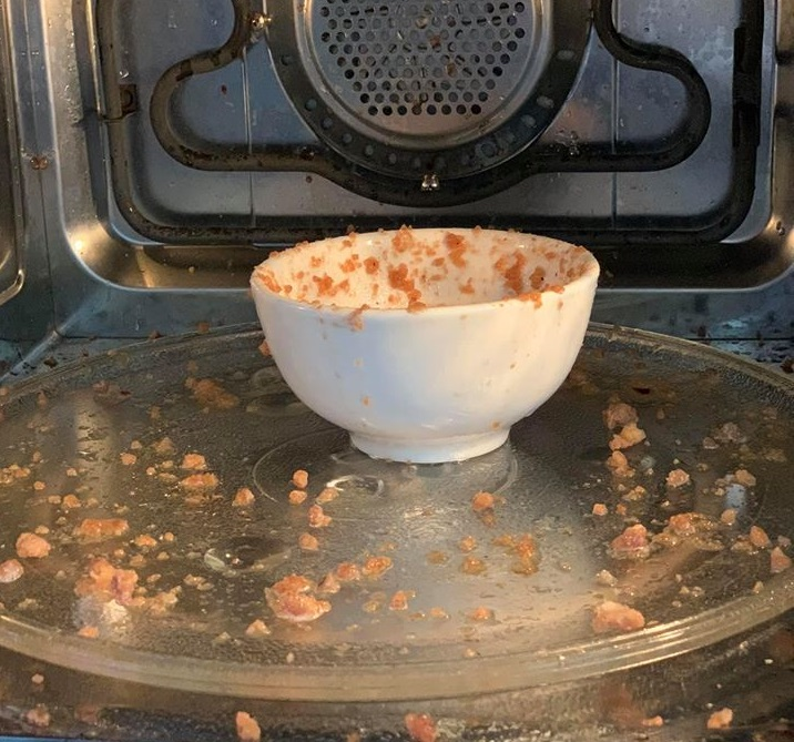 Cười té ghế với ảnh 'hậu trường' bếp núc thảm họa mùa dịch COVID-19 - 7