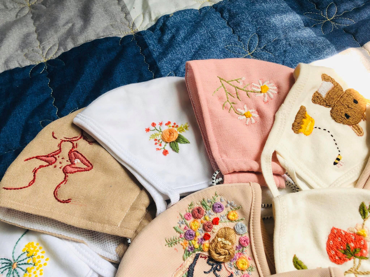 Giải khuây 'mùa' cách ly, chị em so khéo tay bằng cách thêu khẩu trang vải - 11