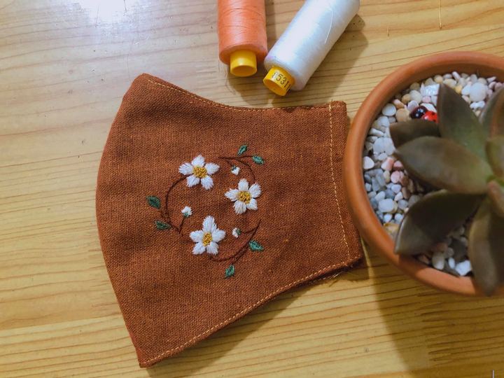 Giải khuây 'mùa' cách ly, chị em so khéo tay bằng cách thêu khẩu trang vải - 5