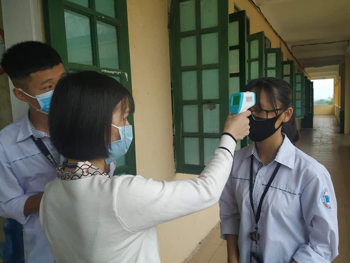 Học sinh đi học trở lại: Đo thân nhiệt trước cổng trường, ngồi cách nhau 2 mét - 9