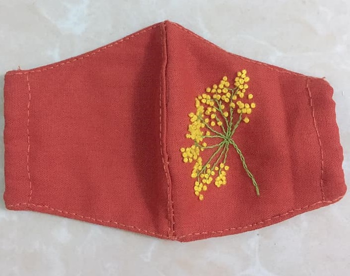 Giải khuây 'mùa' cách ly, chị em so khéo tay bằng cách thêu khẩu trang vải - 8