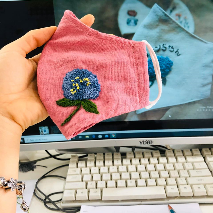 Giải khuây 'mùa' cách ly, chị em so khéo tay bằng cách thêu khẩu trang vải - 7