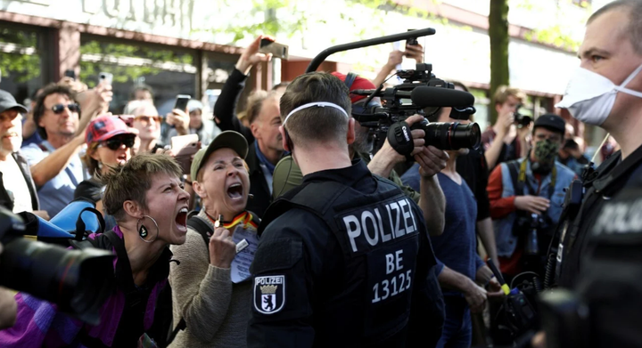 Cảnh sát Pháp, Đức mạnh tay dẹp biểu tình phản đối phong tỏa - 8