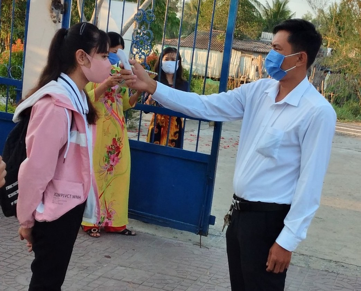 Ảnh: Học sinh ngồi theo hình chữ Z, chia 2 ca trong ngày đầu trở lại trường - 3