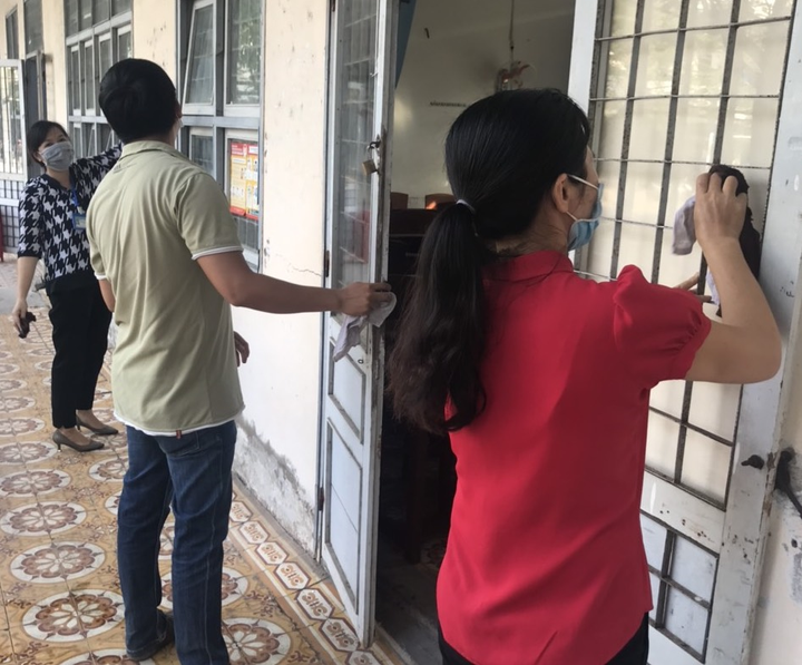 Học sinh đi học trở lại: Đo thân nhiệt trước cổng trường, ngồi cách nhau 2 mét - 4