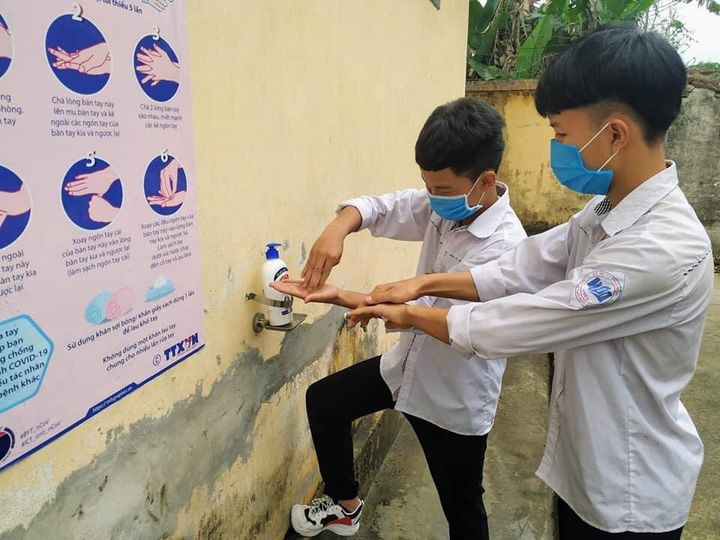 Học sinh đi học trở lại: Đo thân nhiệt trước cổng trường, ngồi cách nhau 2 mét - 8