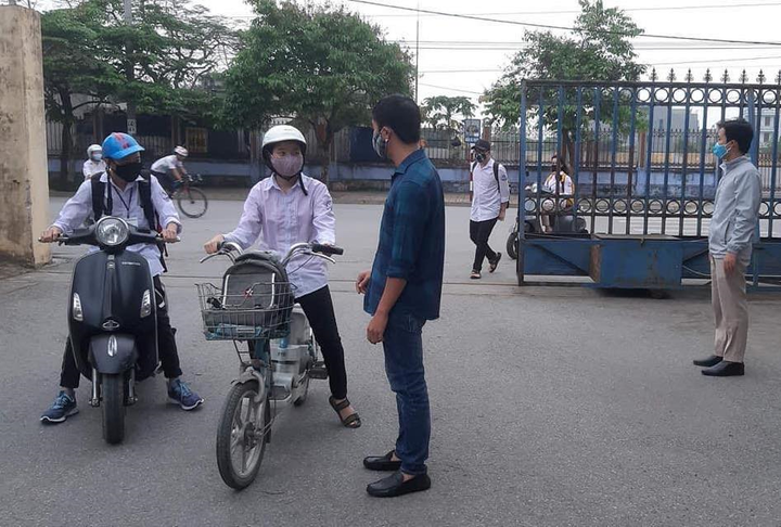 Học sinh đi học trở lại: Đo thân nhiệt trước cổng trường, ngồi cách nhau 2 mét - 5