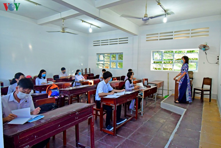 Ảnh: Học sinh ngồi theo hình chữ Z, chia 2 ca trong ngày đầu trở lại trường - 4