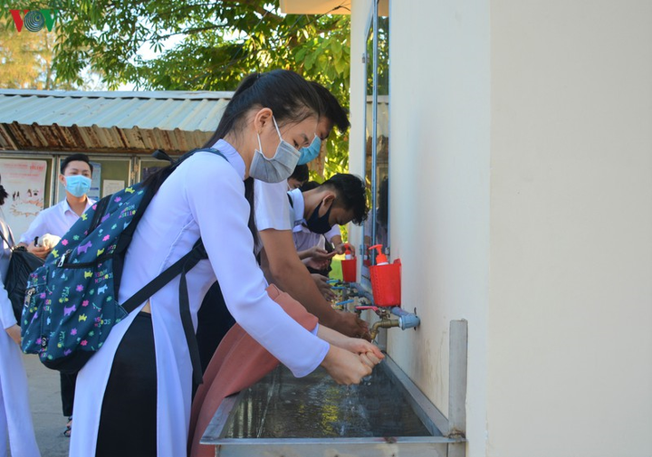 Ảnh: Học sinh ngồi theo hình chữ Z, chia 2 ca trong ngày đầu trở lại trường - 5