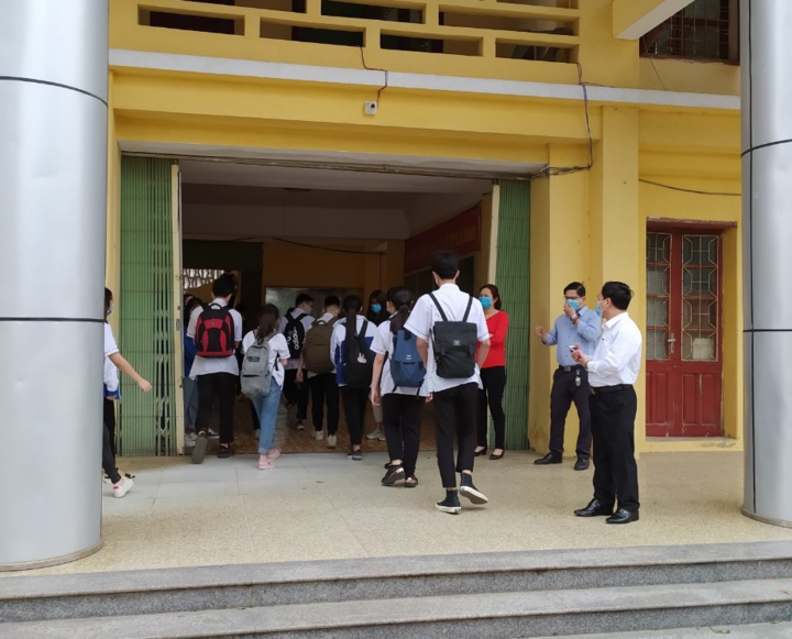 Ảnh: Học sinh Thanh Hoá xếp hàng đo thân nhiệt ngày đầu trở lại trường - 1