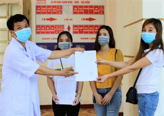 Cô gái âm tính dù ăn, ngủ cùng người mắc COVID-19 - 1