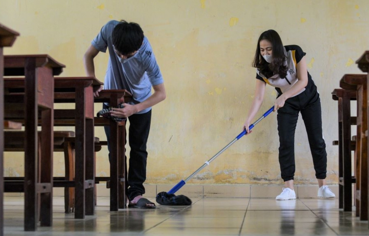 Ảnh: Học sinh Thanh Hoá xếp hàng đo thân nhiệt ngày đầu trở lại trường - 8