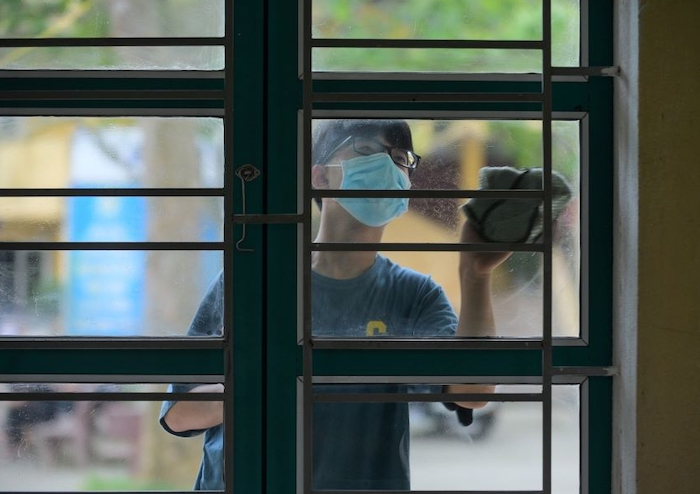 Ảnh: Học sinh Thanh Hoá xếp hàng đo thân nhiệt ngày đầu trở lại trường - 7