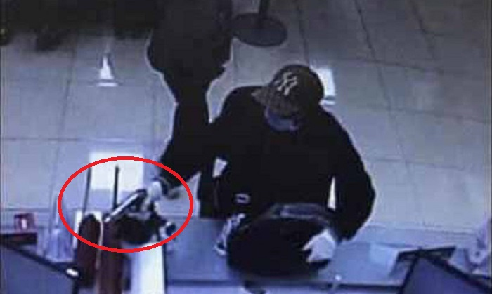 Cầm súng xông vào cướp ngân hàng ở Hà Nội: Thông tin mới nhất - 1