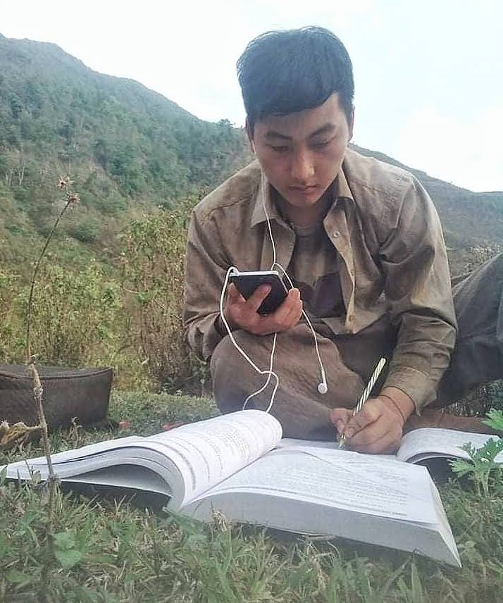 Giáo viên gọi điện thoại giảng bài cho học sinh miền núi - 2