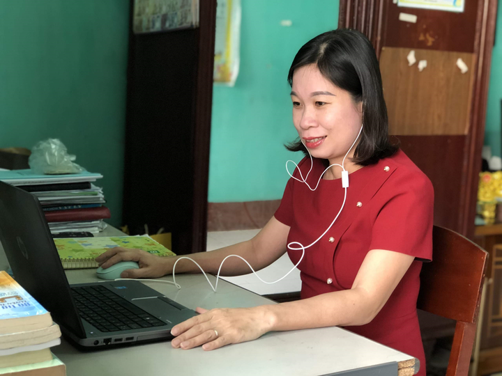 Giáo viên gọi điện thoại giảng bài cho học sinh miền núi - 3