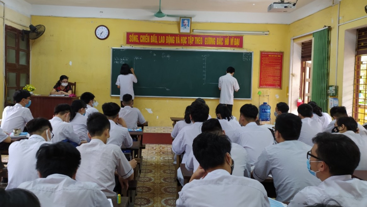 Ảnh: Học sinh Thanh Hoá xếp hàng đo thân nhiệt ngày đầu trở lại trường - 3