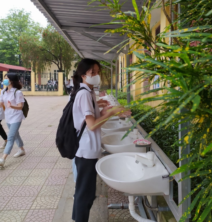 Ảnh: Học sinh Thanh Hoá xếp hàng đo thân nhiệt ngày đầu trở lại trường - 4