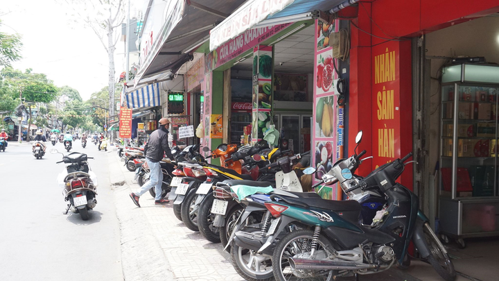Hàng quán ở TP.HCM rục rịch mở cửa trở lại - 9