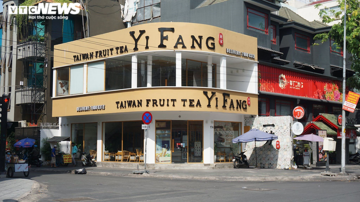 Hàng quán ở TP.HCM rục rịch mở cửa trở lại - 1