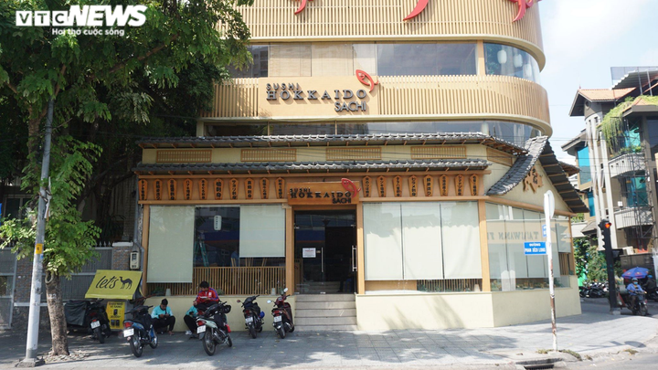 Hàng quán ở TP.HCM rục rịch mở cửa trở lại - 3