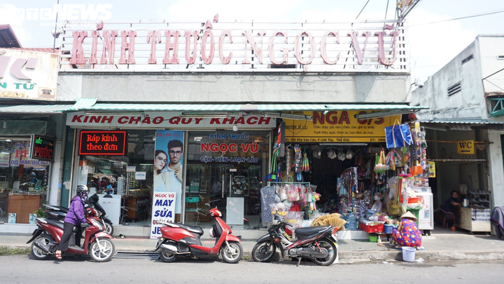 Hàng quán ở TP.HCM rục rịch mở cửa trở lại - 6