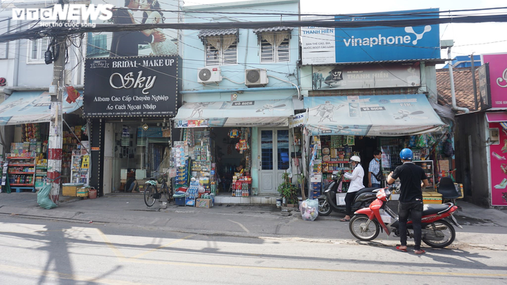 Hàng quán ở TP.HCM rục rịch mở cửa trở lại - 5