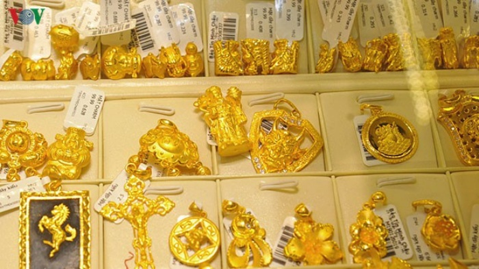 Vàng giảm giá do chịu sức ép của đồng USD - 1