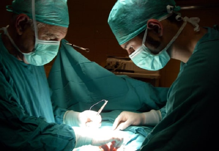 Nghỉ đá bóng, cầu thủ xin làm bác sĩ chống COVID-19 - 1