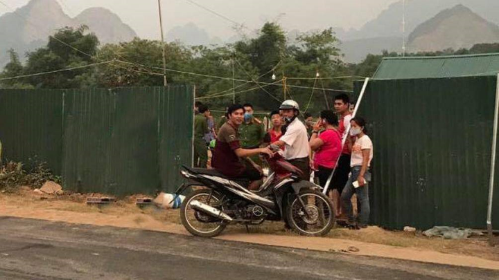 Côn đồ ở Hòa Bình đập phá ô tô, đánh người: Khởi tố vụ án cố ý gây thương tích - 1