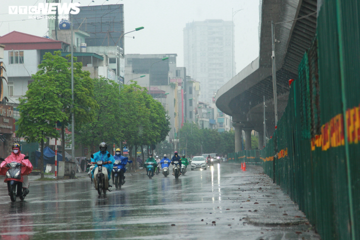 Ảnh: Đường phố Hà Nội nhộn nhịp trở lại dù chưa hết lệnh cách ly xã hội - 7