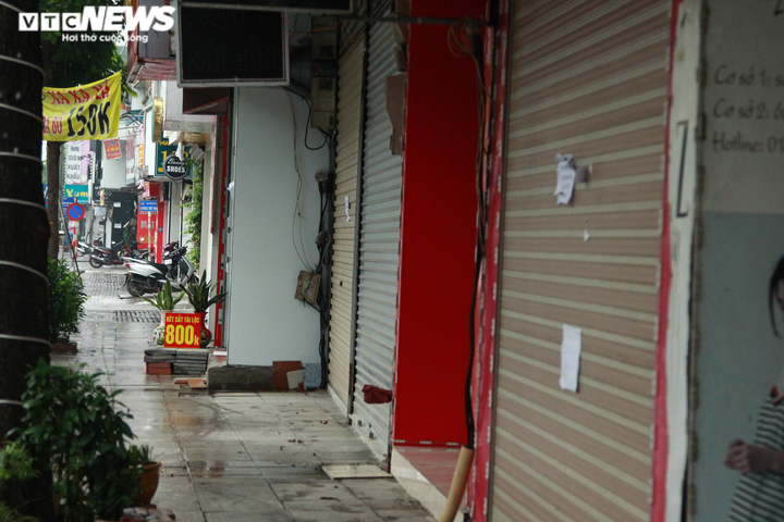 Ảnh: Đường phố Hà Nội nhộn nhịp trở lại dù chưa hết lệnh cách ly xã hội - 11