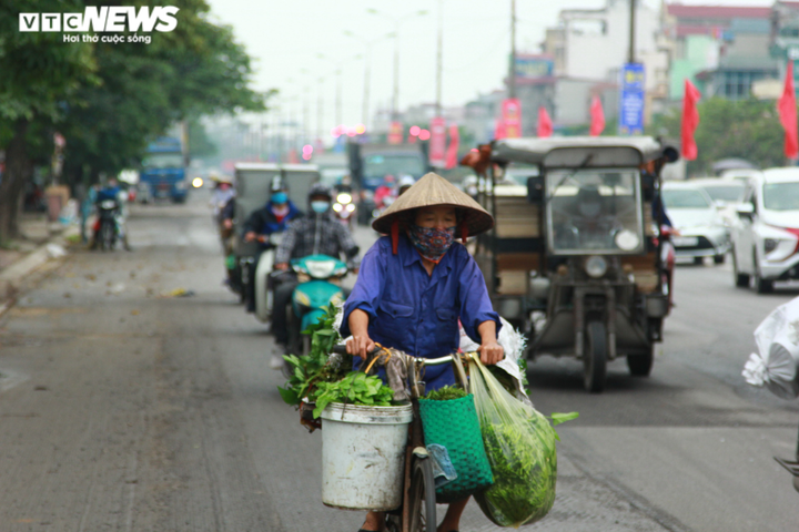 Ảnh: Đường phố Hà Nội nhộn nhịp trở lại dù chưa hết lệnh cách ly xã hội - 5