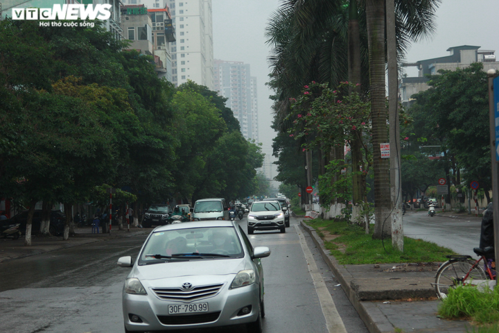 Ảnh: Đường phố Hà Nội nhộn nhịp trở lại dù chưa hết lệnh cách ly xã hội - 6