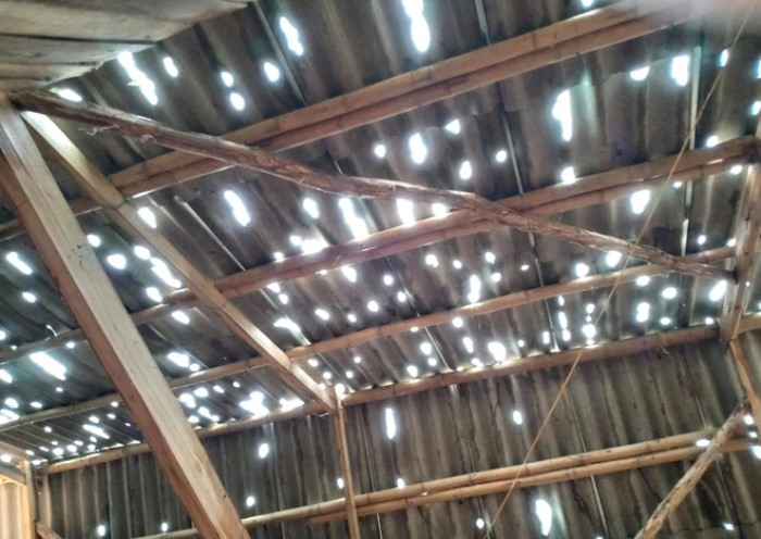 Mưa đá to bằng quả trứng gà trút xuống Nghệ An, xuyên thủng hàng chục mái nhà - 3