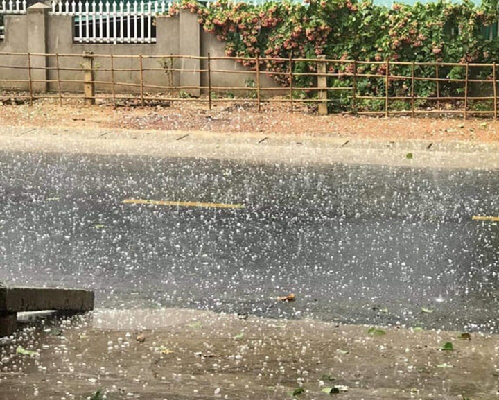 Mưa đá to bằng quả trứng gà trút xuống Nghệ An, xuyên thủng hàng chục mái nhà - 5