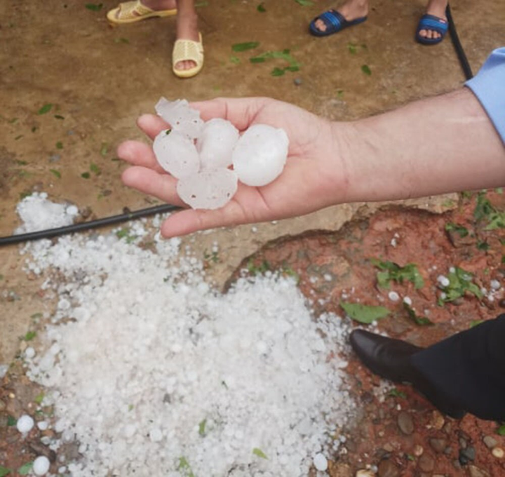 Mưa đá to bằng quả trứng gà trút xuống Nghệ An, xuyên thủng hàng chục mái nhà - 8