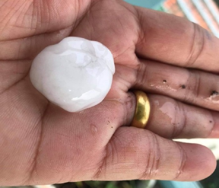 Mưa đá to bằng quả trứng gà trút xuống Nghệ An, xuyên thủng hàng chục mái nhà - 4