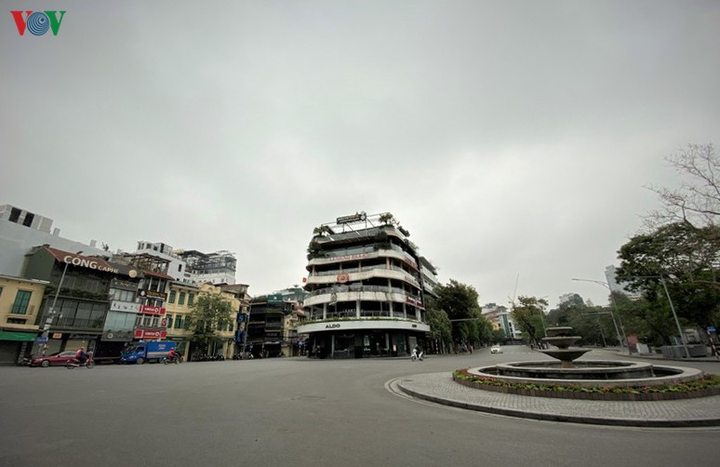 Đề xuất kéo dài cách ly xã hội ở Hà Nội thêm 1 tuần - 1