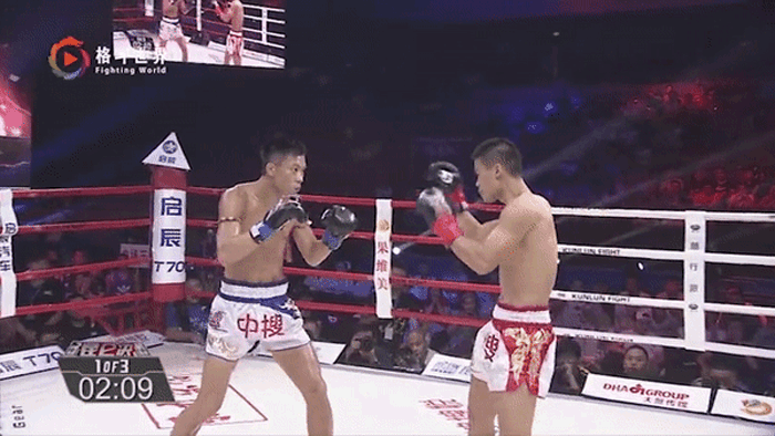 Bị đá hạ bộ, võ sĩ Trung Quốc cay cú đấm đối thủ nằm co giật - 1