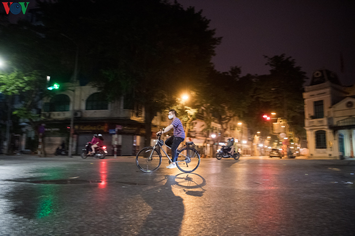 Hình ảnh hiếm khi lặp lại ở Hà Nội trước ngày hết cách xã hội - 2