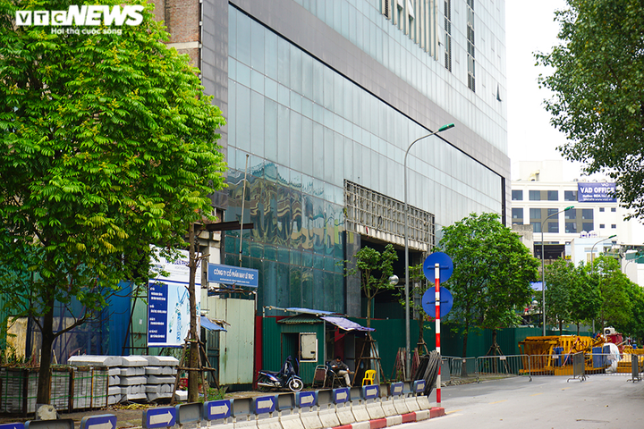 Cận cảnh khu vực phong tỏa, chuẩn bị phá dỡ công trình 8B Lê Trực giai đoạn 2 - 6